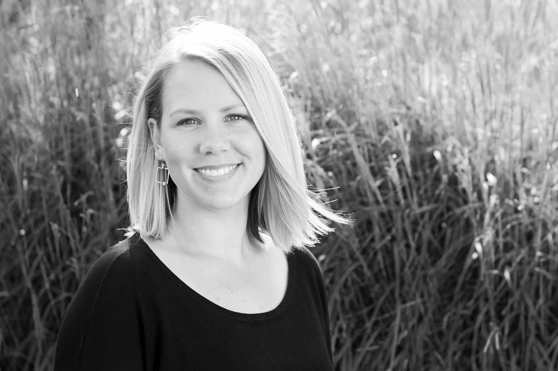 Amanda Leppi Headshot b/w Thumbnail